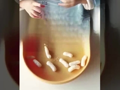 Różowe dziecięce tacki, łyżki i miski z komorami